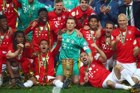 Alphonso Davies celebrating Pokal win