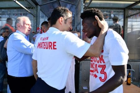 Alphonso Davies with sporting director Hasan Salihamidzic