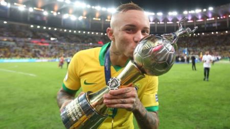 Everton Soares, Career