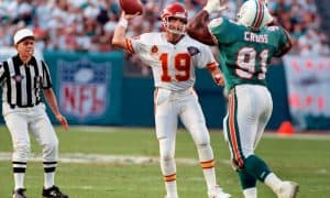 Joe Montana y su equipo jugando en la NFL