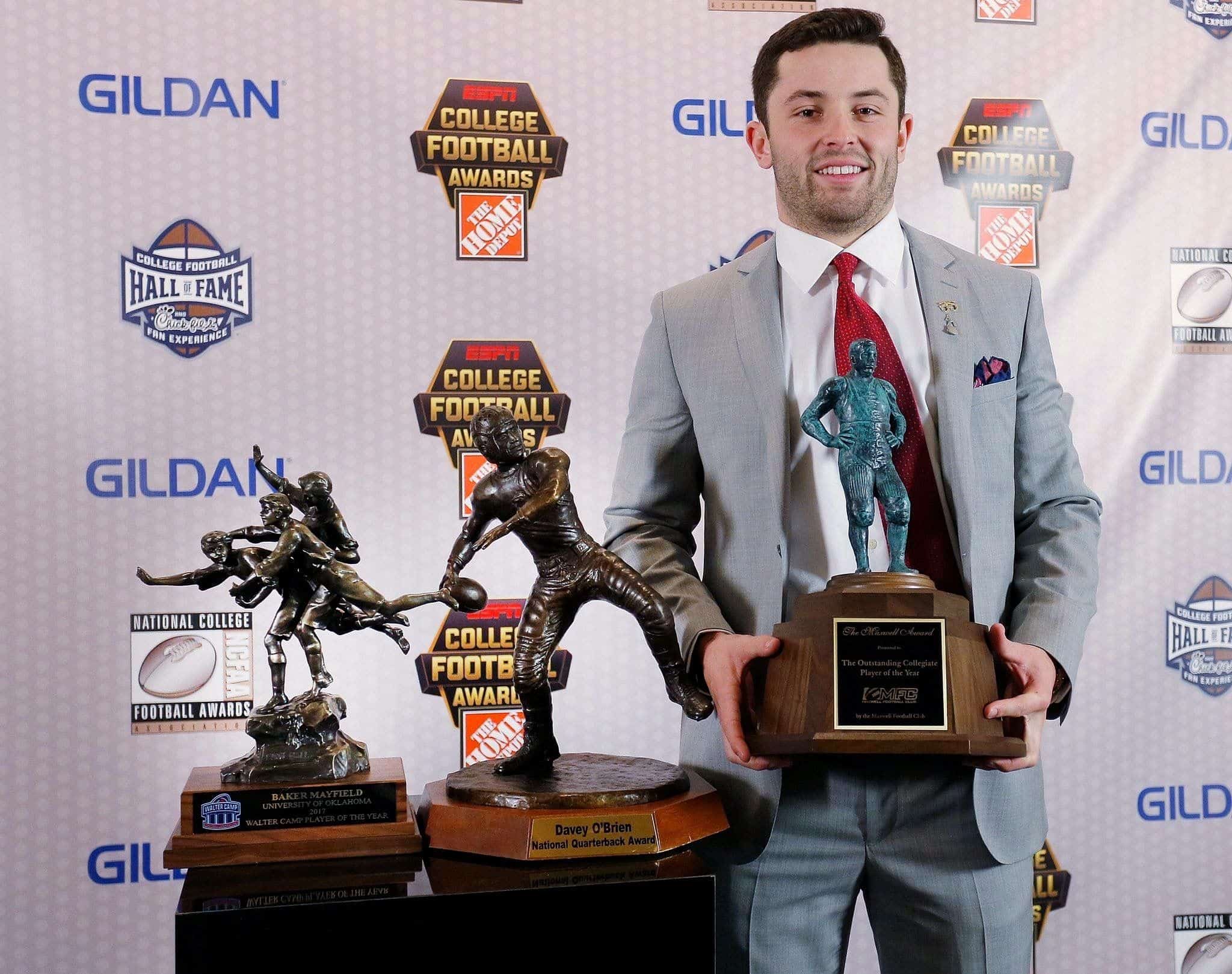 Baker Mayfield with his precious award