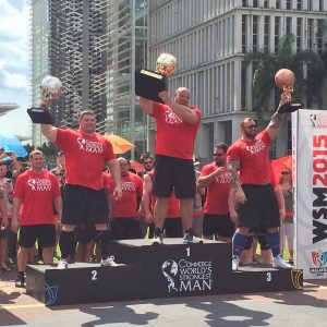 Brian Shaw (en el centro) ganando el título de hombre más fuerte del mundo