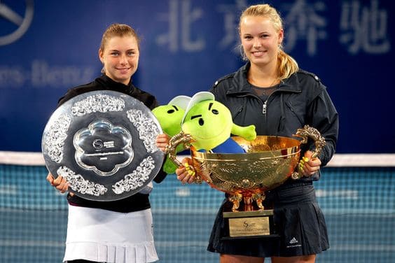 Caroline-Wozniacki-holding-the-2010-China-Open-title