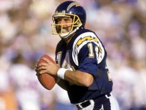 Dan Fouts sostiene el balón mientras juega para los San Diego Chargers en la NFL.