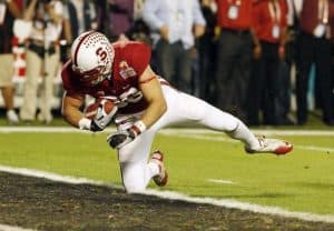 Zach Ertz scores a touchdown for Stanford Cardinal.