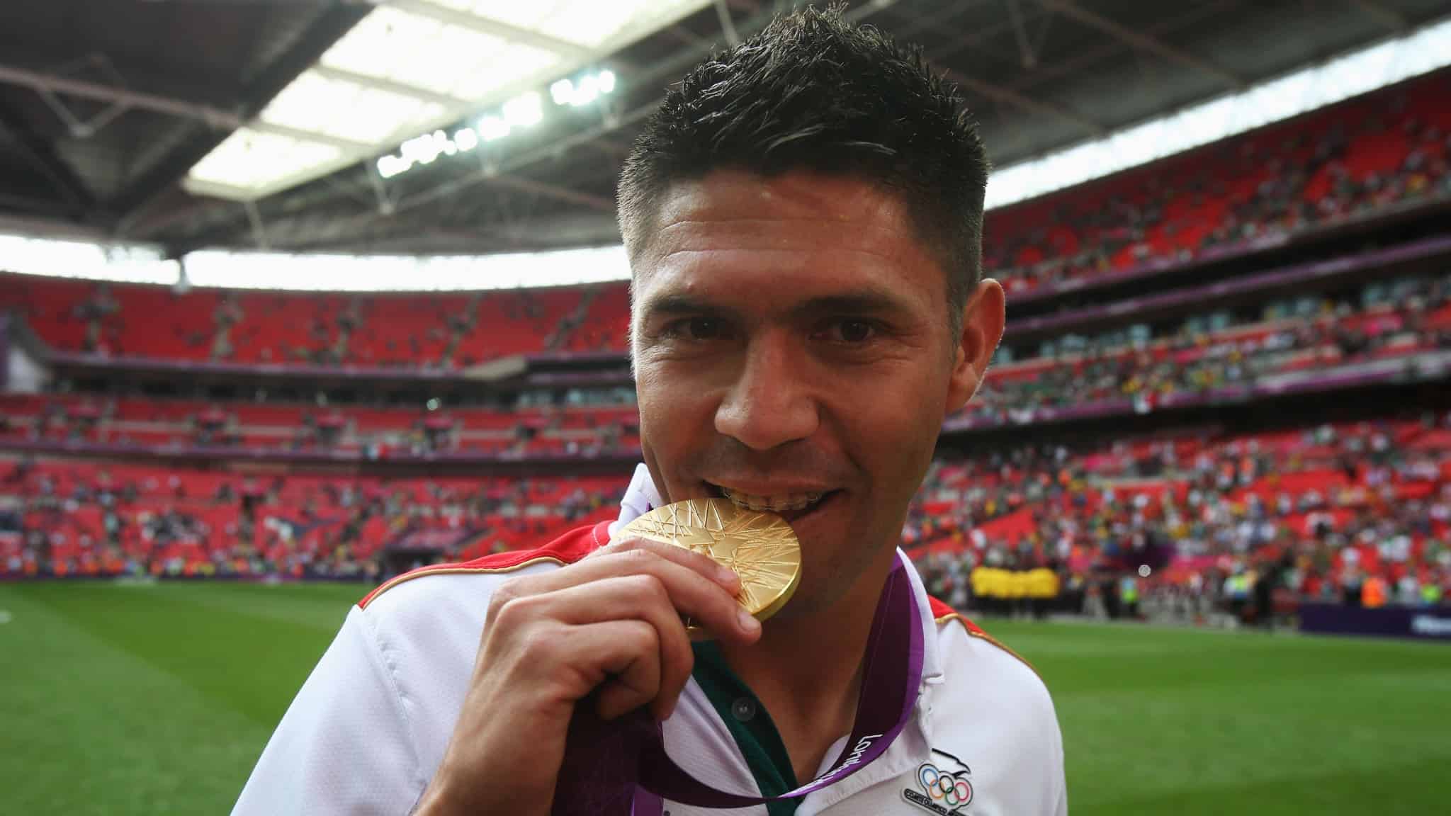 Oribe Peralta Trades Football Boots for an Apron to Help a Fan