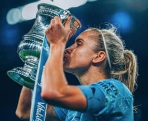 steph-houghton-winning-cup-with-man-city