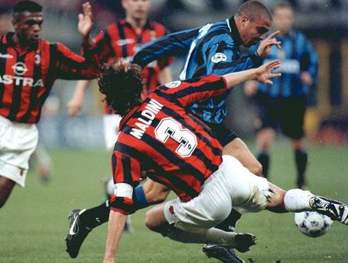 maldini-defending-against-ronaldo-luis-nazario-de-lima