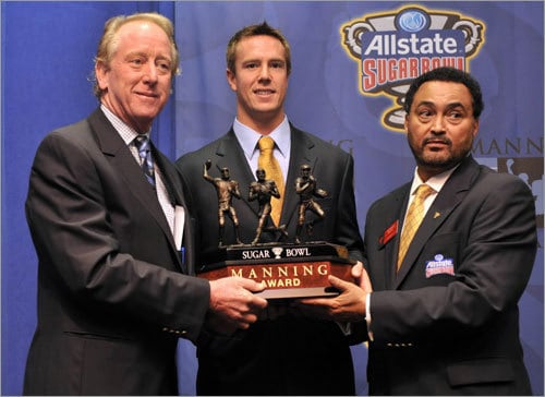 Matt Ryan receiving Manning Award