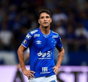 Thiago Neves playing