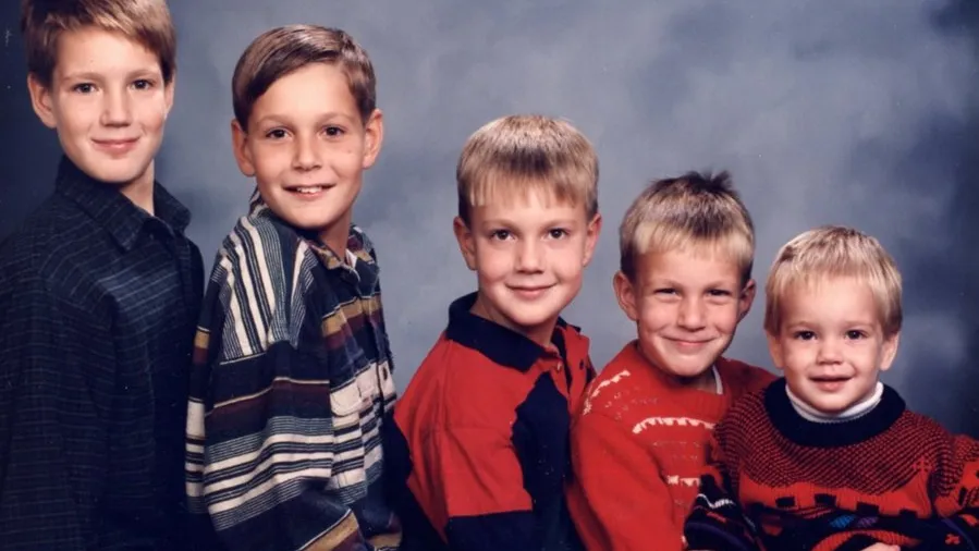 Gordie-Gronkowski-Jr-with-his-brothers-in-his-childhood