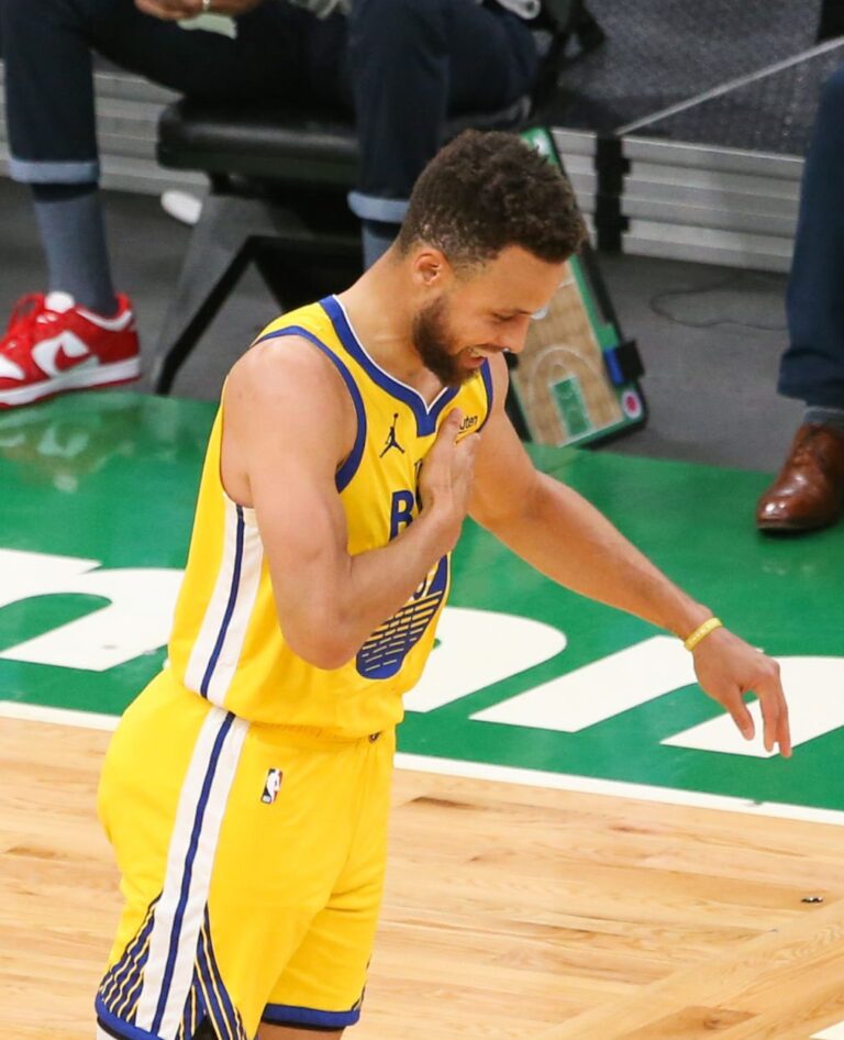 Steph drops his 10th straight 30+ points