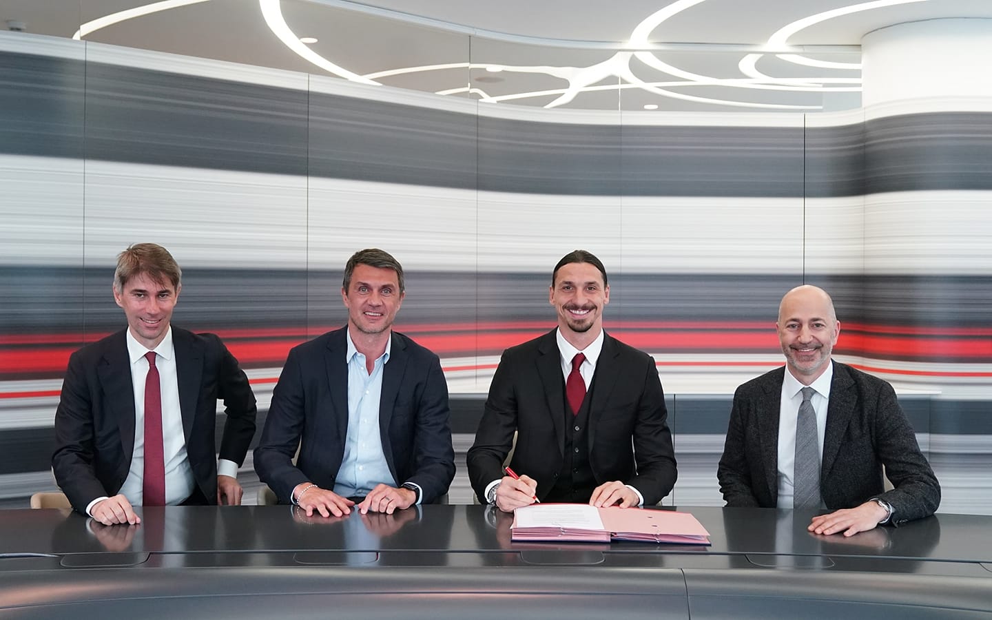 Zlatan signing new contrct with AC Milan