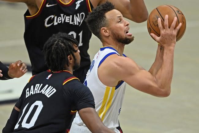 Curry scores 33, Warriors roll to 119-101 win over Cavaliers (source: ca.movies.yahoo.com)