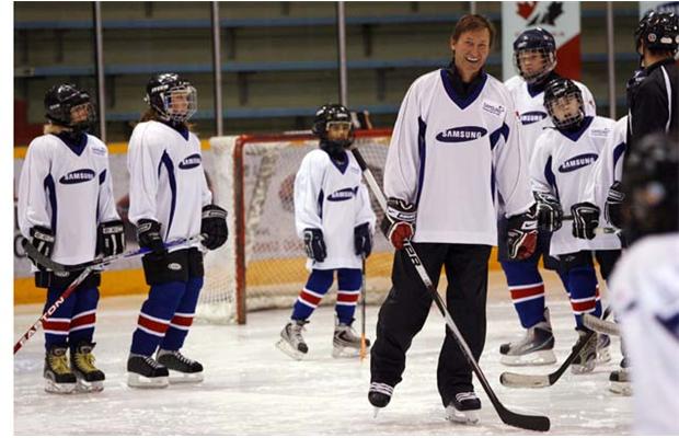 Wayne Gretzky with the children.