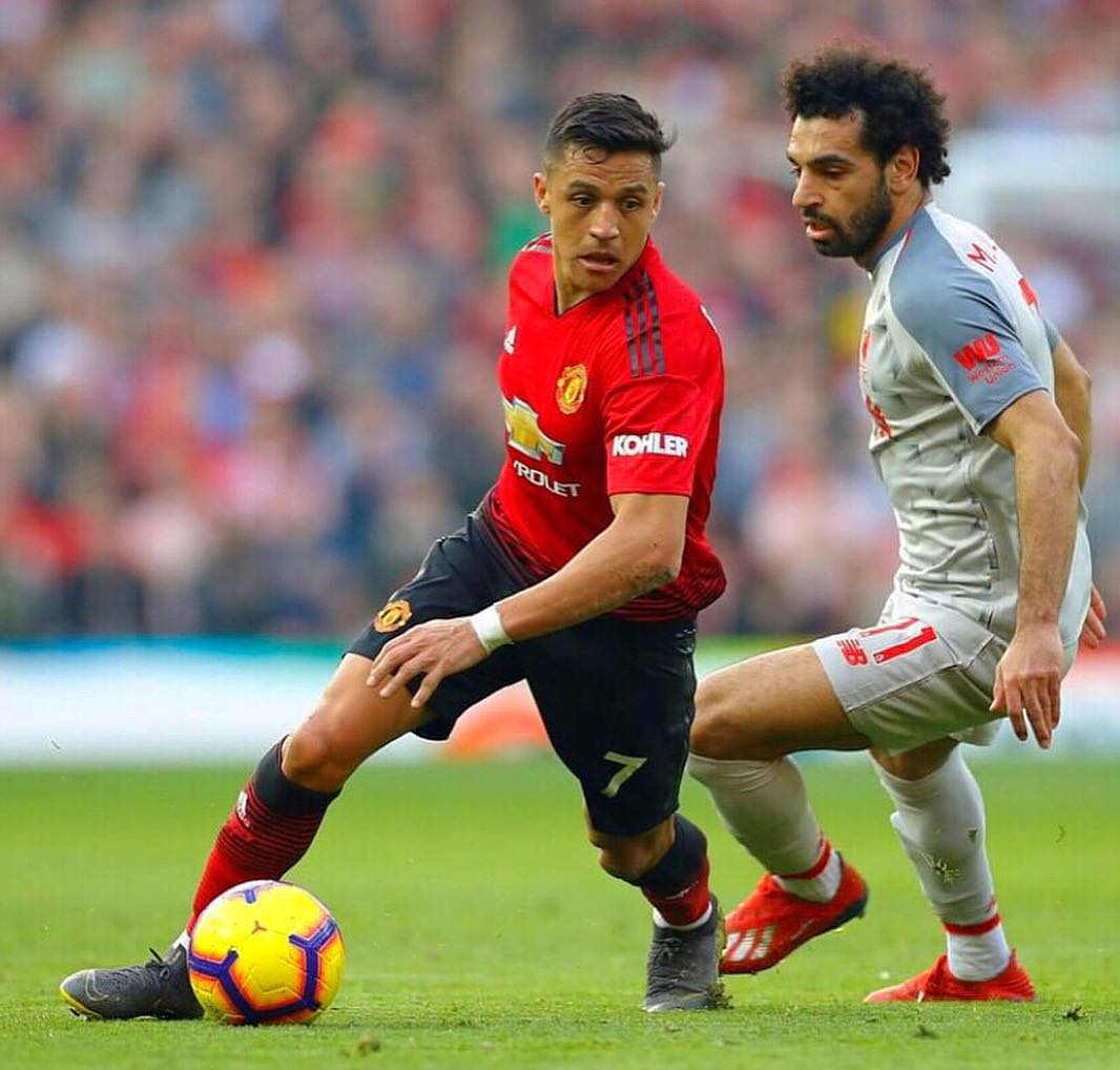 Alexis Sanchez dribble past Salah