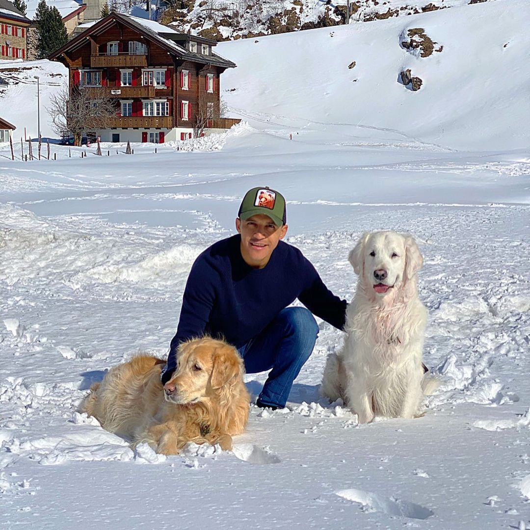 Alexis Sanchez enjoying holiday with his dogs