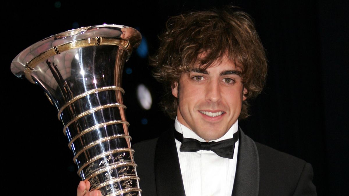 Fernando Alonso with his F1 champions trophy