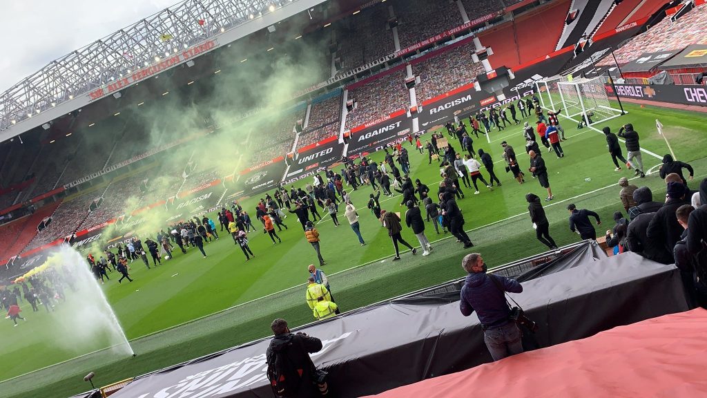 Manchester United Fans storm old Trafford (Source: Manchester United)