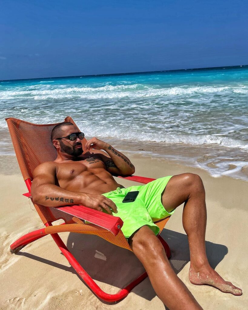 Lazar Angelov getting tan (Source: Instagram)
