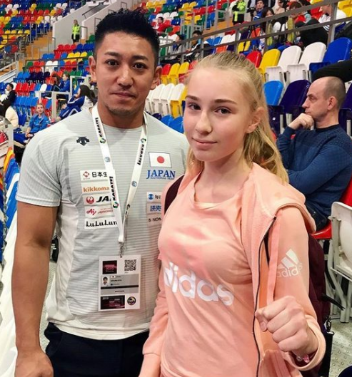 Ryo Kiyuna with one of his fans