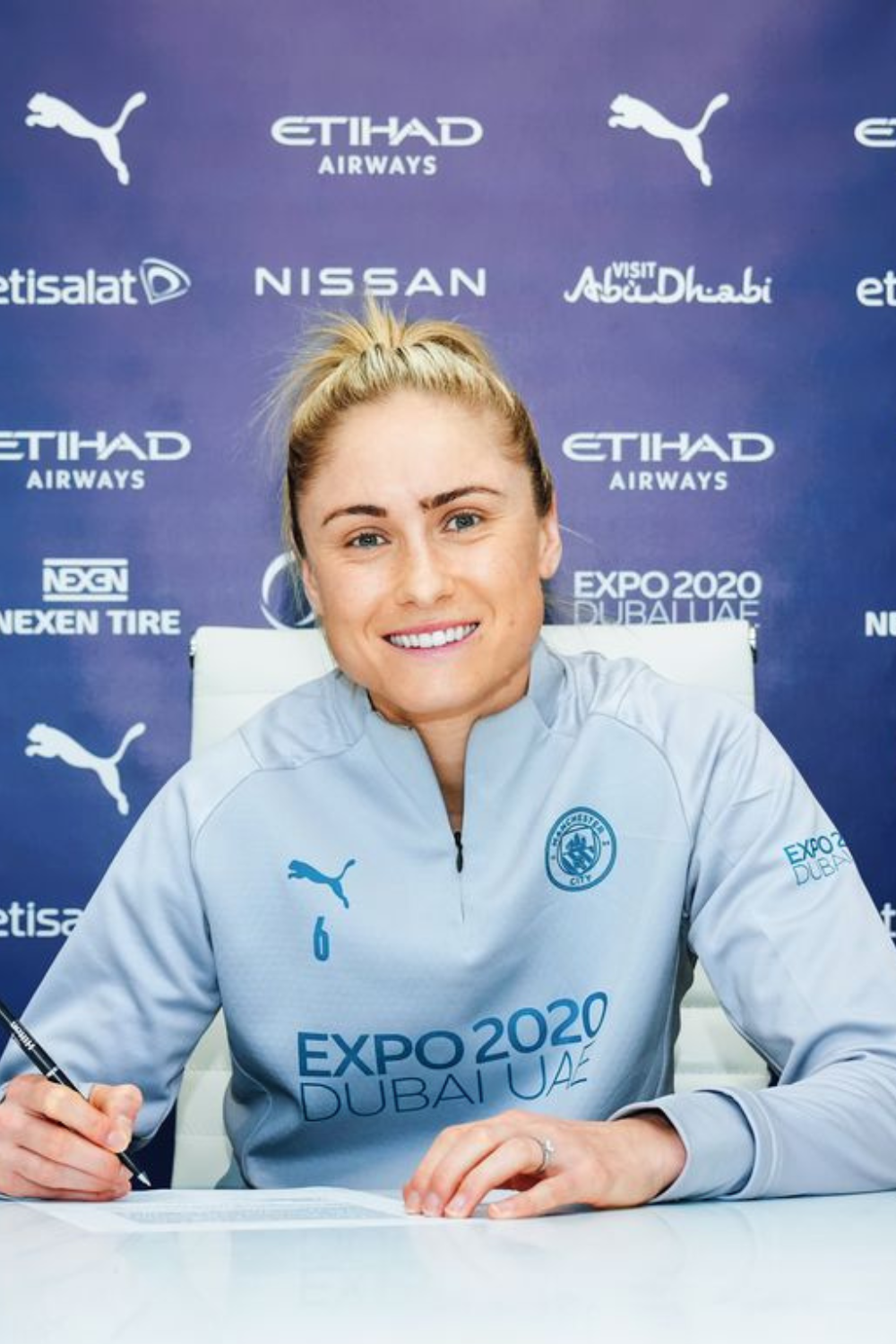 steph-houghton-signing-contract-with-manchester-city