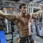 Van Moger showing his body