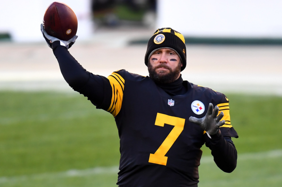 ben roethlisberger Holding Ball 