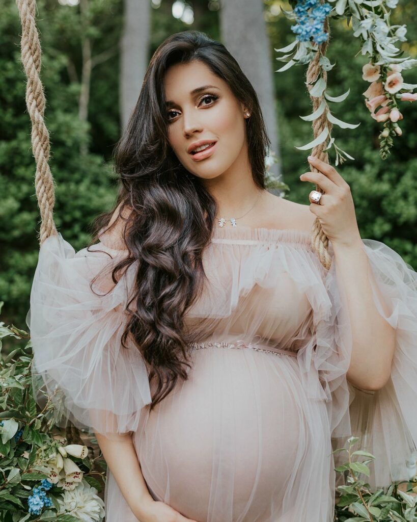 Amelia Vega during maternity photoshoot (Source: Instagram)