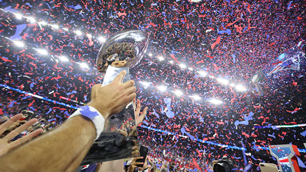 Kurt Warner With Lombardi Trophy Super Bowl XXXIV St. Louis Rams 8x10 FB  Photo