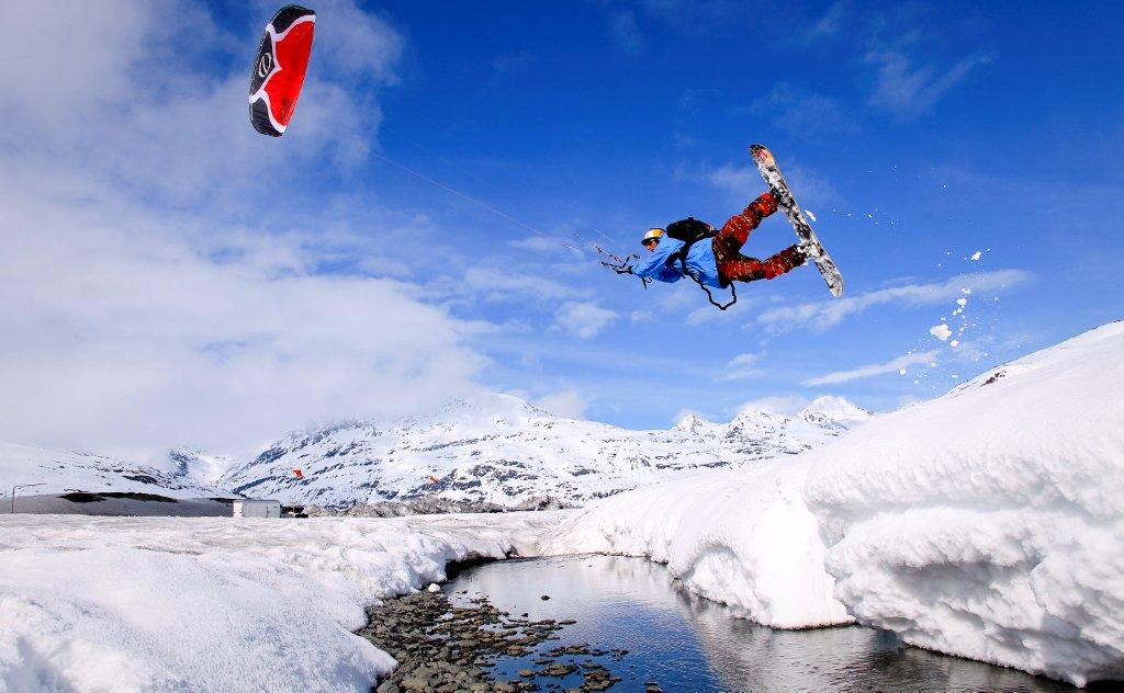 Snow kiting one of the best winter sports (Source: The kitingboarder magazine)