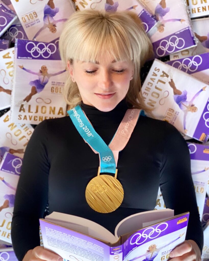 Aljona Savchenko Book and olympic medal