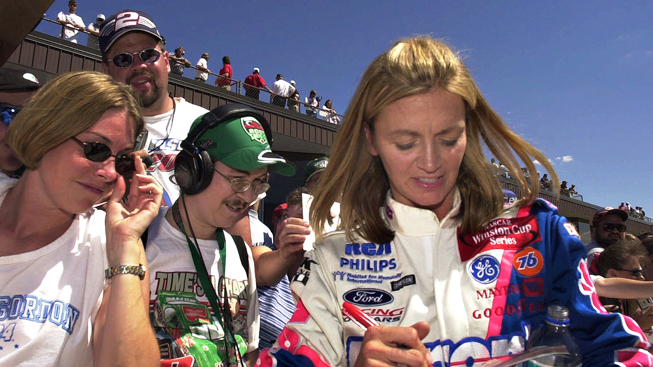 Robinson Signing Autographs For Her Fans