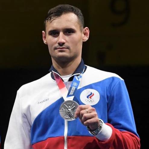 Timur Safin with his silver medal at Tokyo Olympics