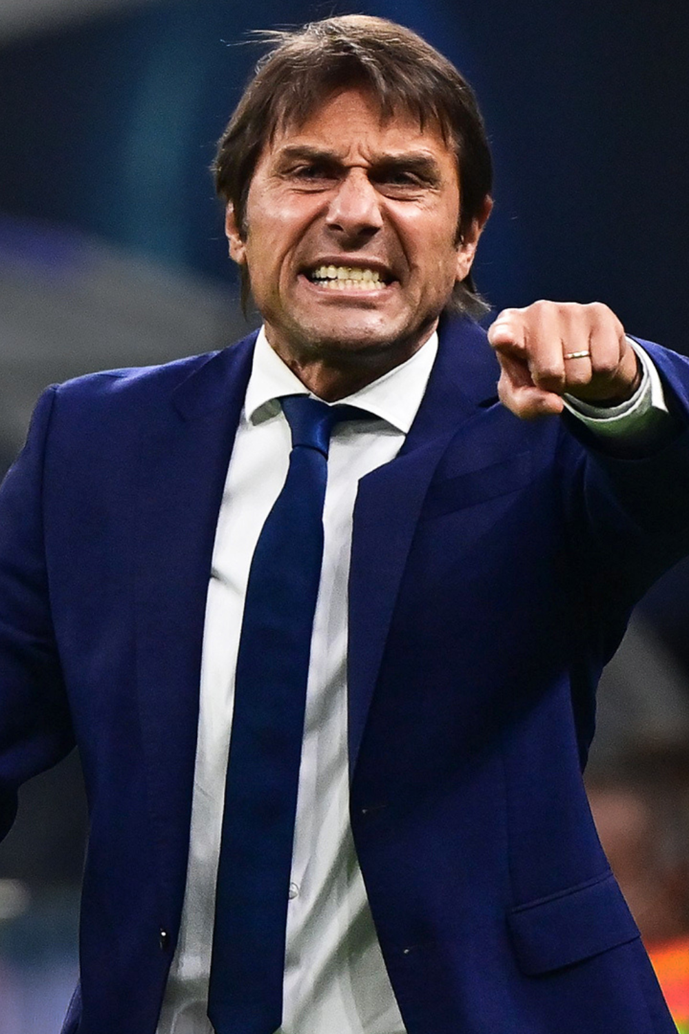 conte-pointing-at-the-camera