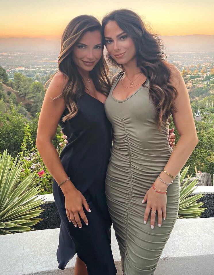 Veronika Khomyn (left) posing for the gram with her friend (right)