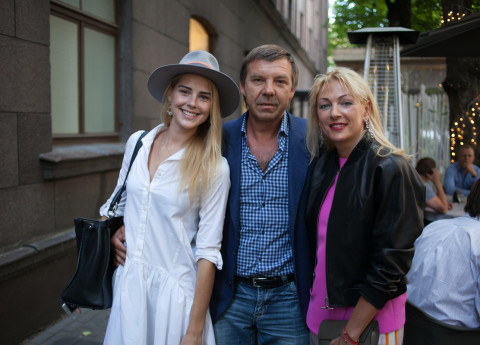 Alisa Znarok along with her father Oleg Znarok and mother Ilona (Source: Archyworldys)