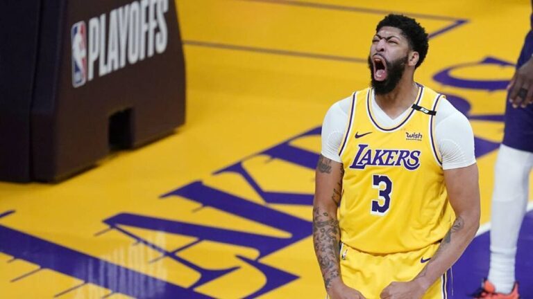 Anthony Davis In A Match Against The Suns