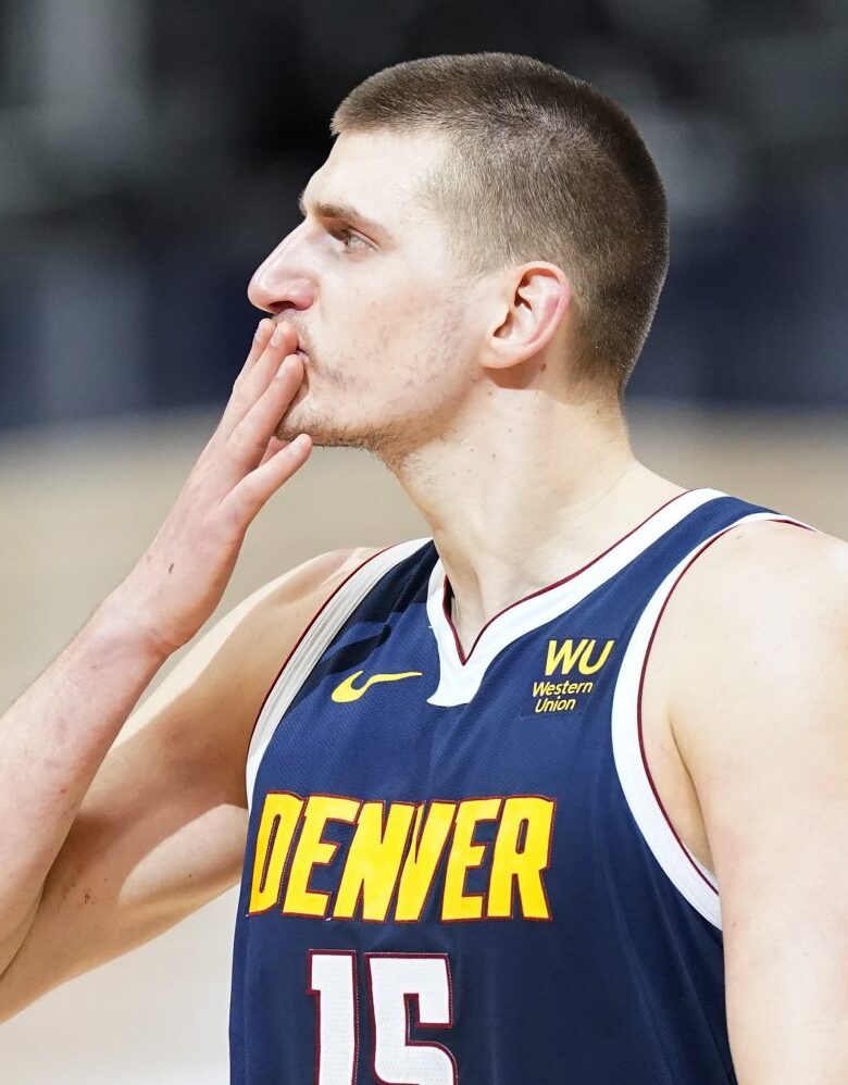 Nikola Jokić kissing the fans