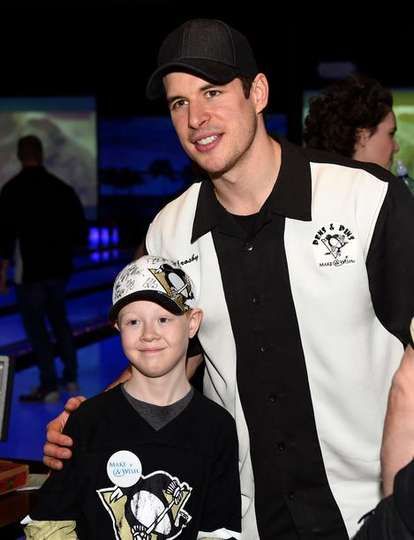 Sidney-Crosby-with-a-young-fan.