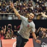 Stephen-Curry-on-basketball-court