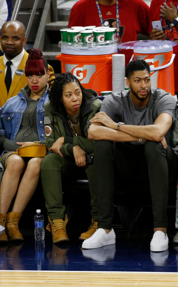 Anthony Davis with his sisters