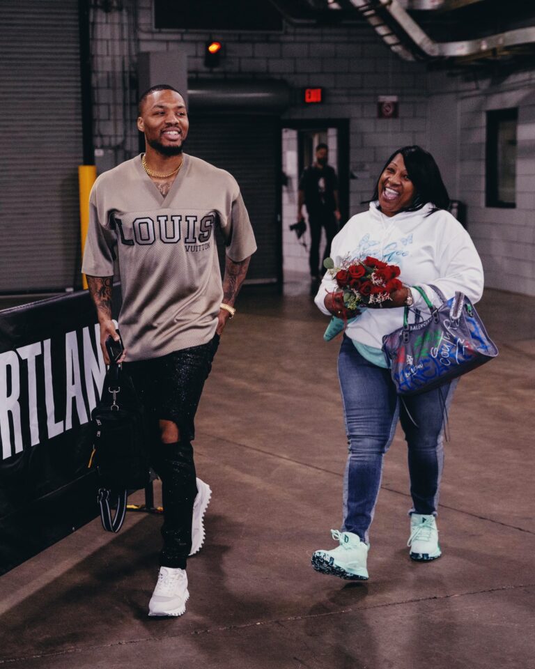 Damian Lillard with her gorgeous mother Gina Johnson. ( Source: Twitter)