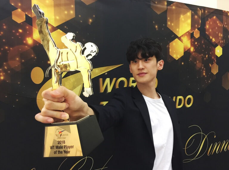 South Korean Taekwondo star Lee Dae Hoon holding award. (Source: worldtaekwondo.com)