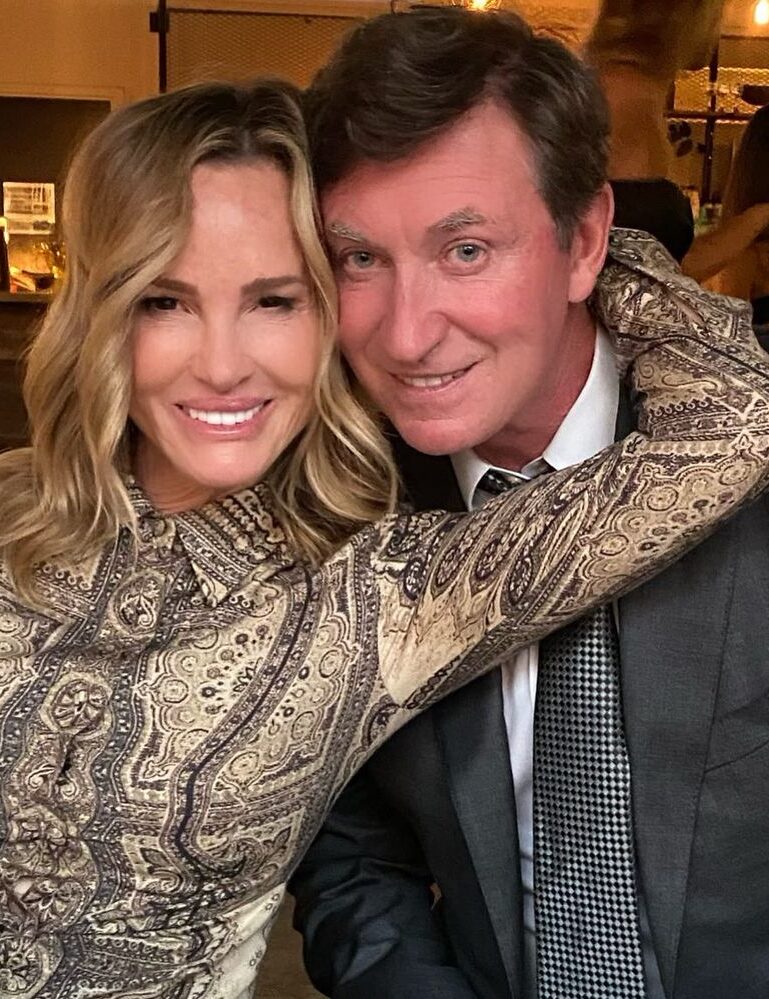 Janet Jones Gretzky and Wayne Douglas Gretzky dressedup for an event