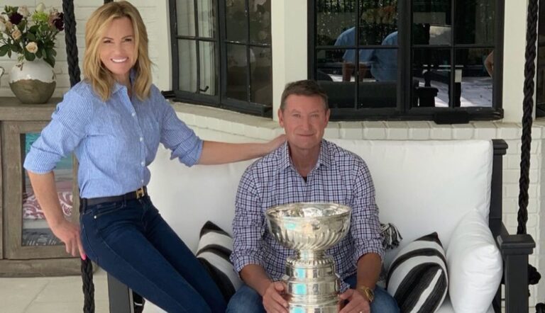 Janet Jones And Wayne Gretzky Showing Off His Trophy