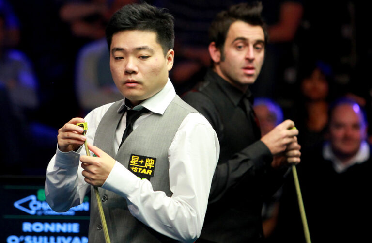 Junhui with Ronnie during a match