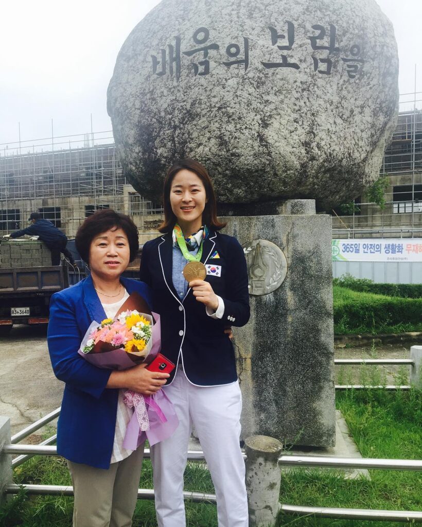 Oh Hye Ri and her mother with Olympic Medal