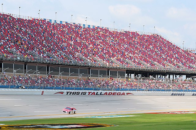 Talladega_Superspeedway_Frontstretch_Grandstands