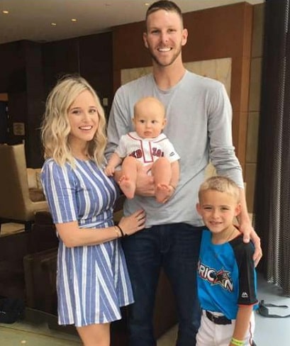 Chris Sale along with his wife Brianne Aron and kids (Source: Glamour Path)